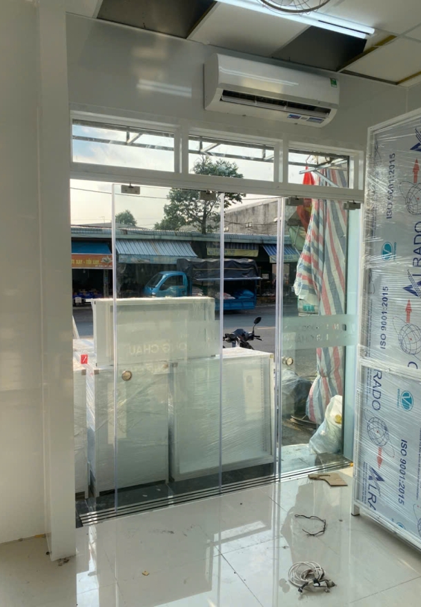 Thi Công Vách Ngăn Kính Tại Bình Chánh – Giải Pháp Hiện Đại Cho Không Gian Sống Và Làm Việc