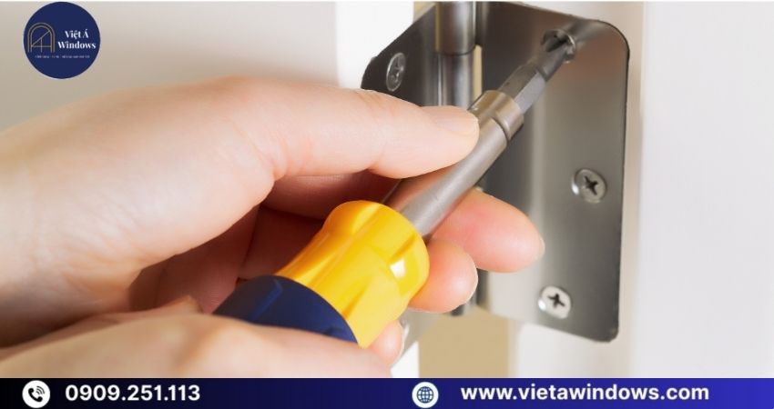 Siết ốc vít chỉnh lại bản lề
